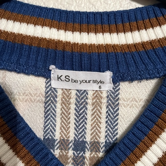 Really cute oversized V neck. - Picture 2 of 3